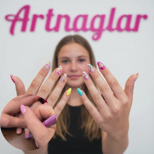 Nagelkonstset i 12 Färger